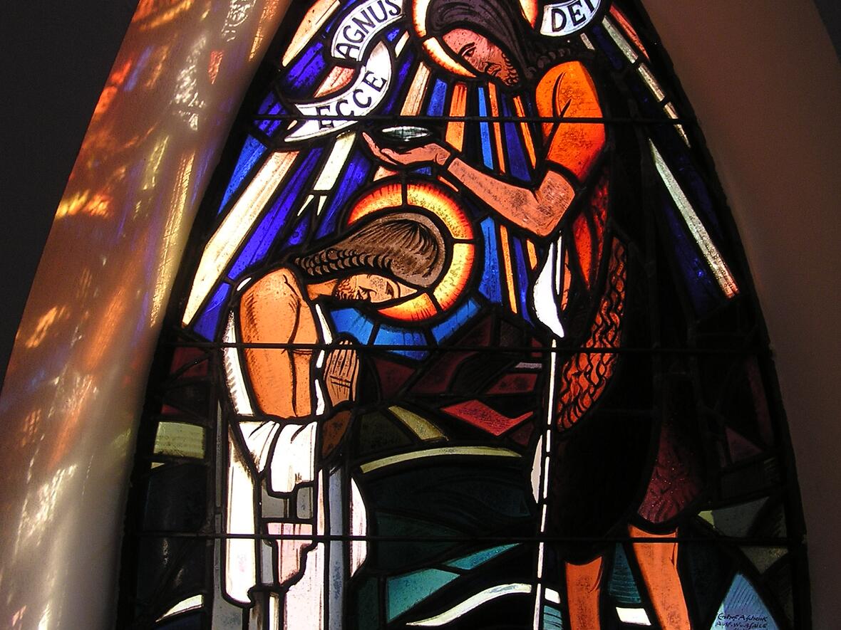 Fenster in St. Nikolaus Landshausen: Taufe Christi durch Johannes