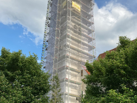 <p> 2021 Kirchturm Anhausen St. Adelgundis eingerüstet</p>
